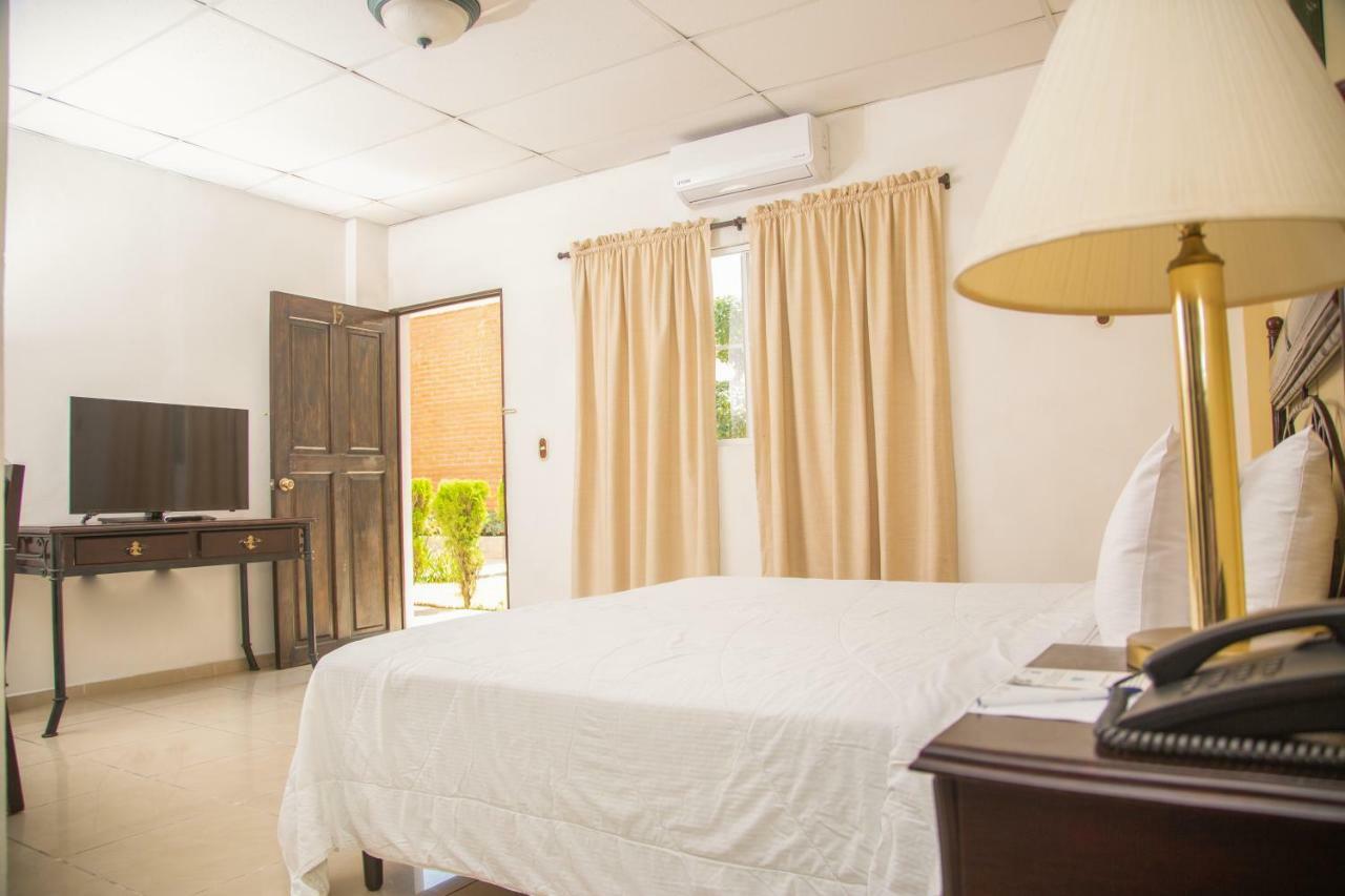 Hotel Santa Elena Antiguo Cuscatlán Extérieur photo